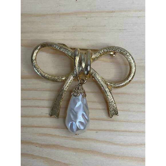 Ribbon Faux Pearl Brooch Pin Textured Gold Tone Bow - Picture 2 of 4